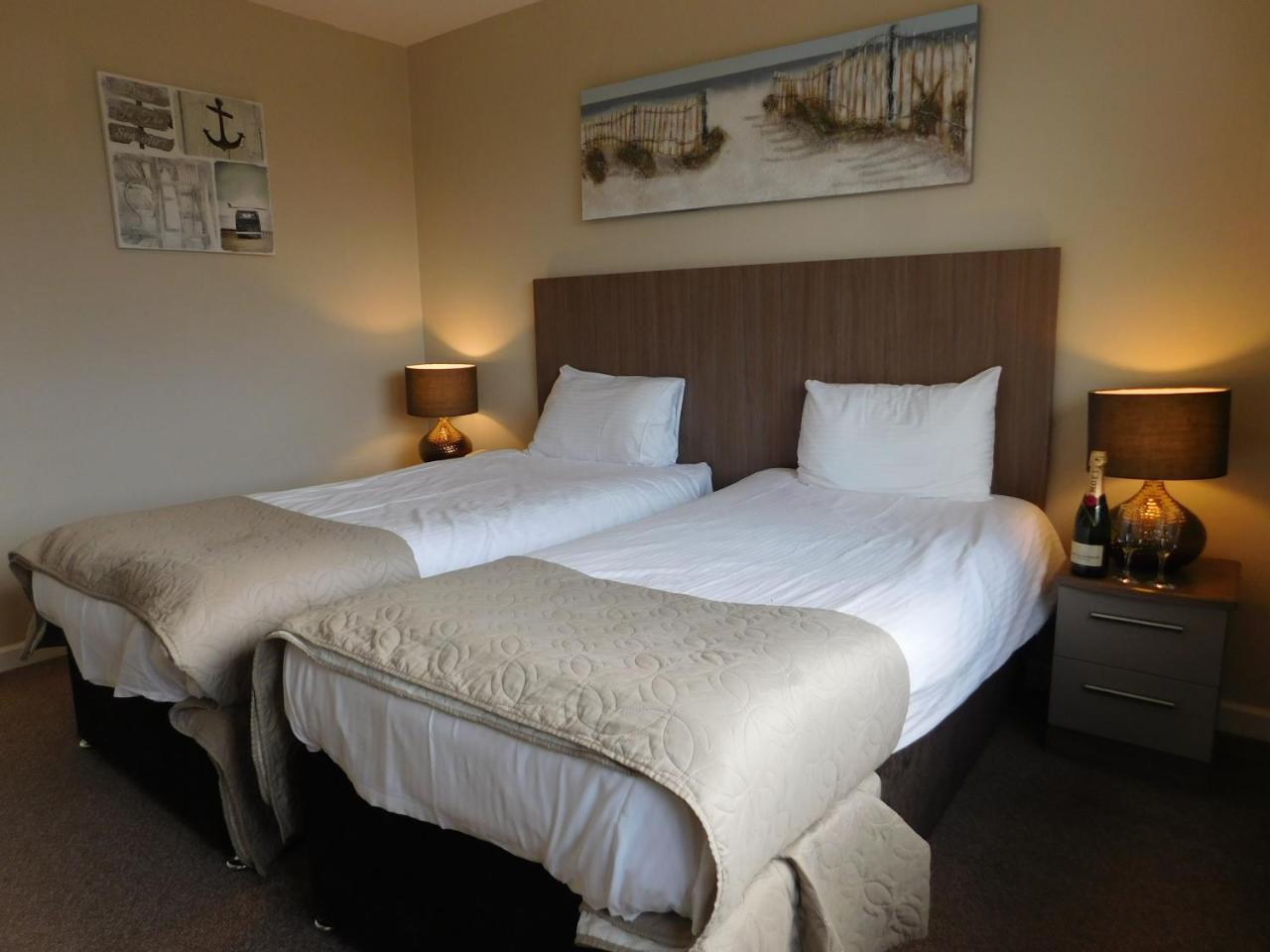 Cullen Bay Hotel Екстериор снимка